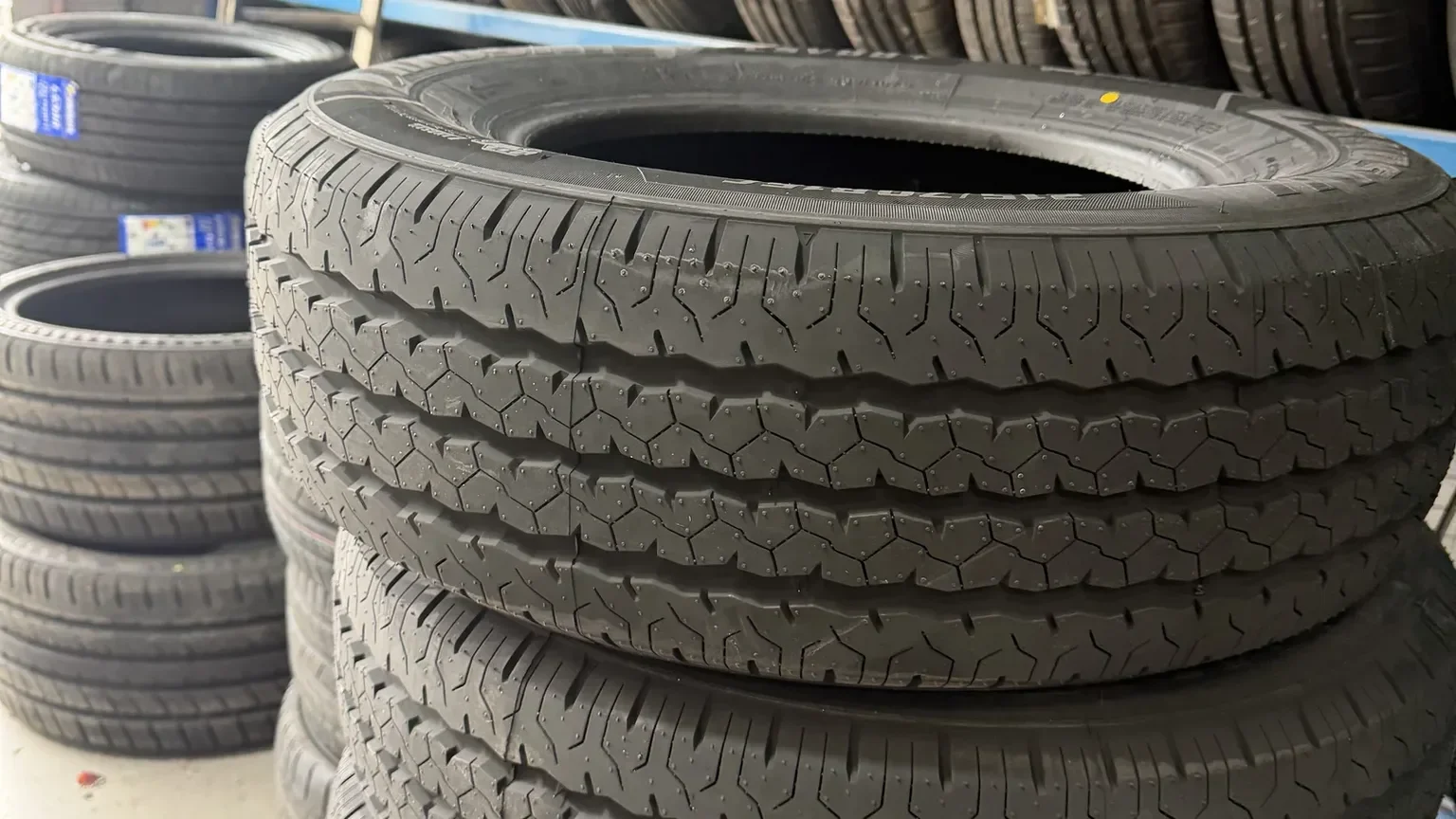 Commercial mobile tyre fitting
