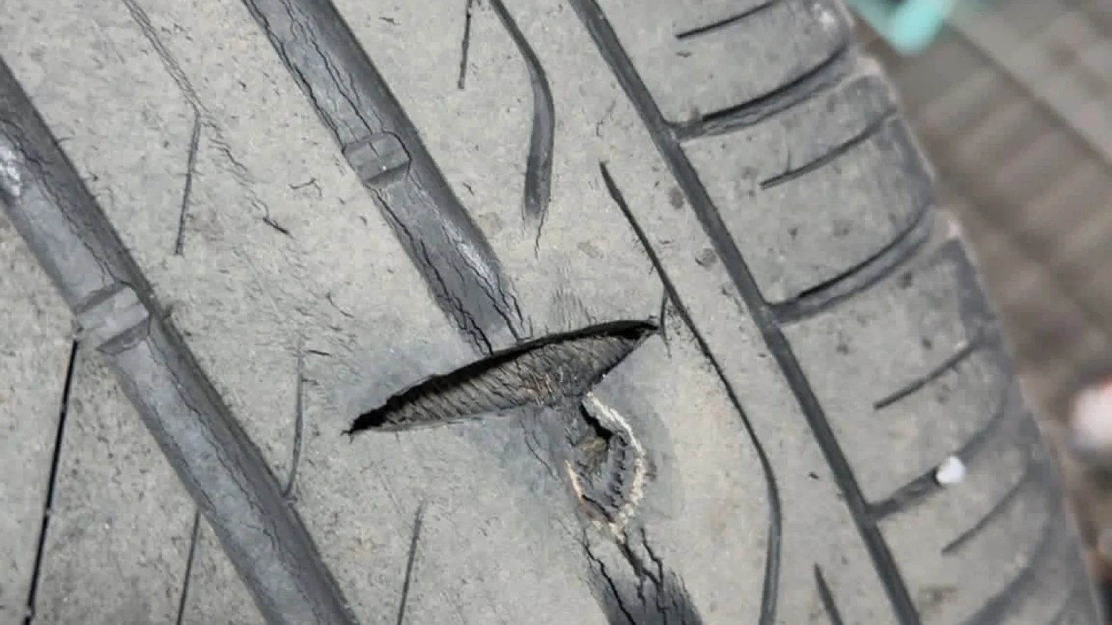 Screw in the tyre tread, a repairable puncture